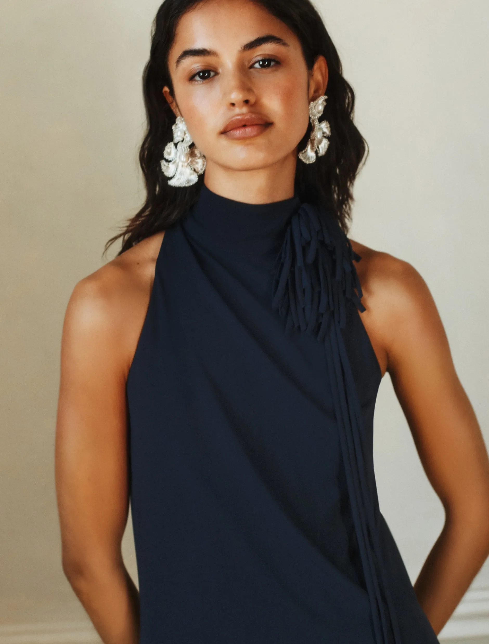Abito aderente con spilla a fiore - BLU