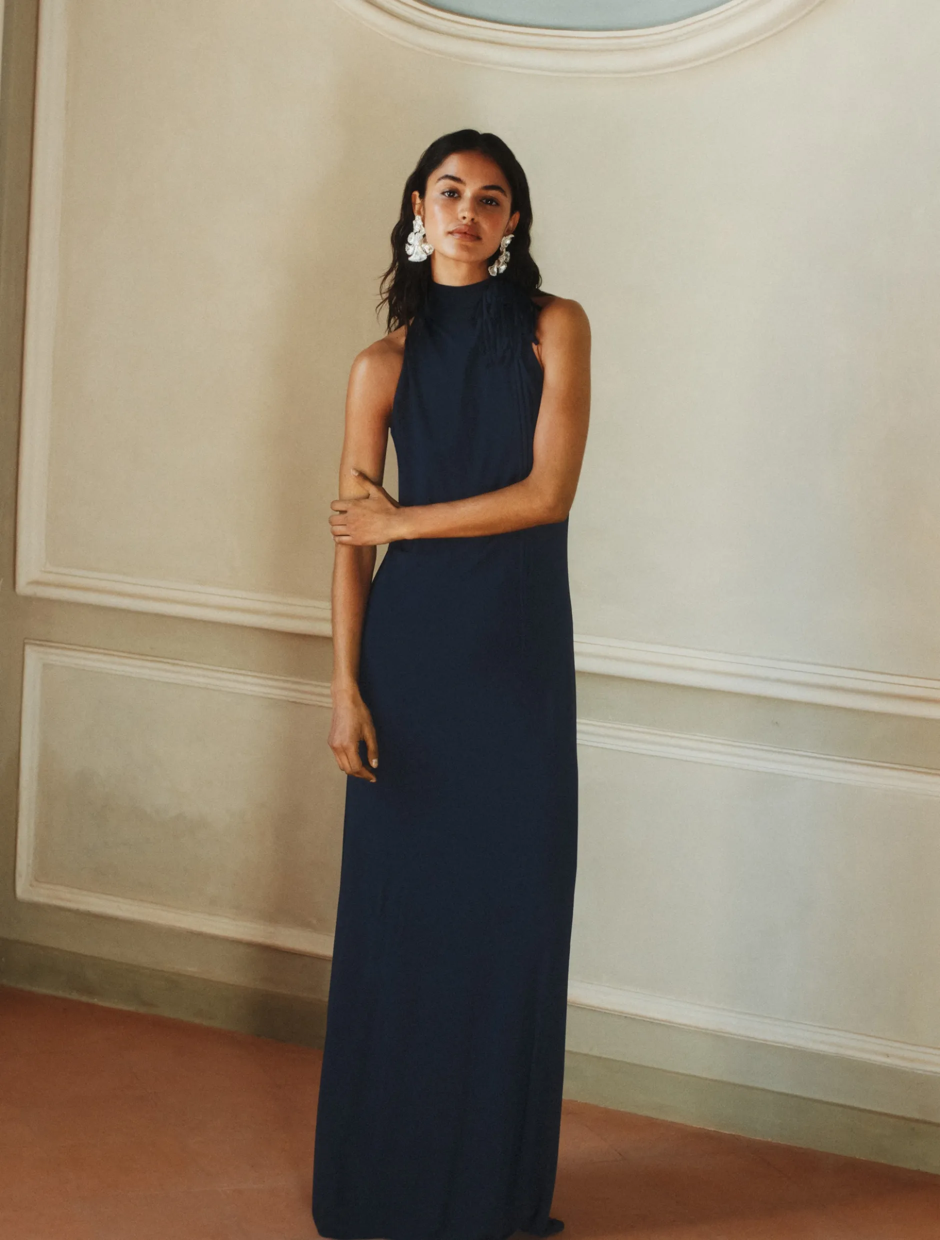 Abito aderente con spilla a fiore - BLU