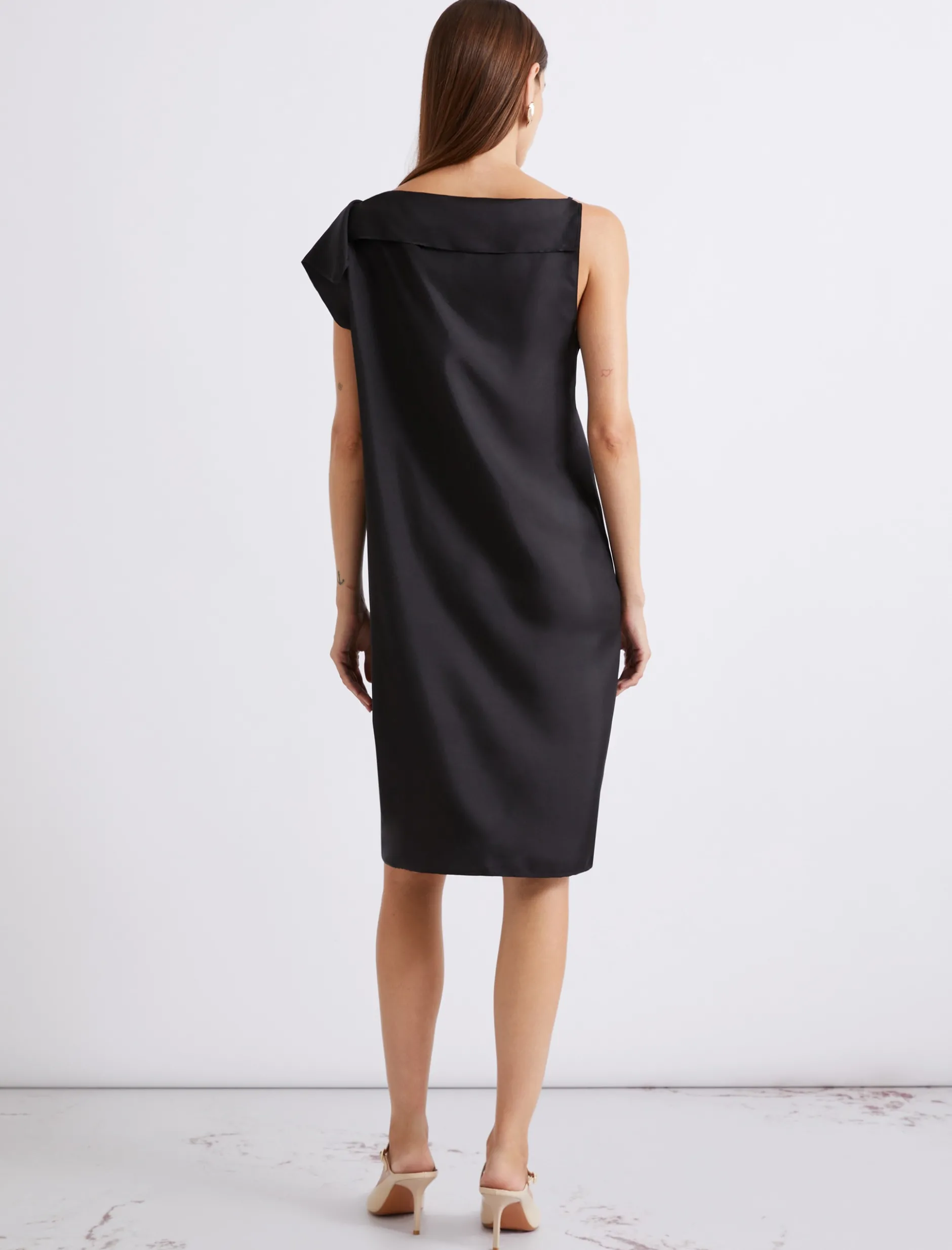 Abito in twill di seta con scollo asimmetrico - NERO