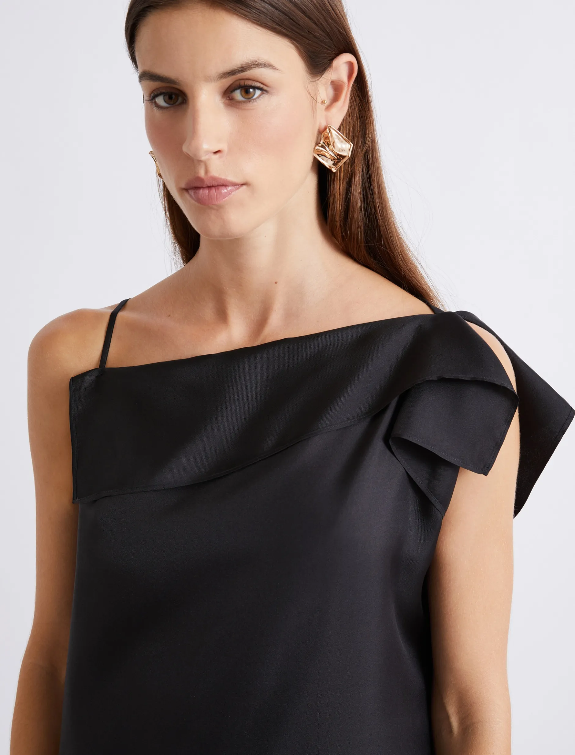 Abito in twill di seta con scollo asimmetrico - NERO