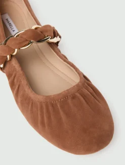 Ballerina in pelle scamosciata con catena - CUOIO