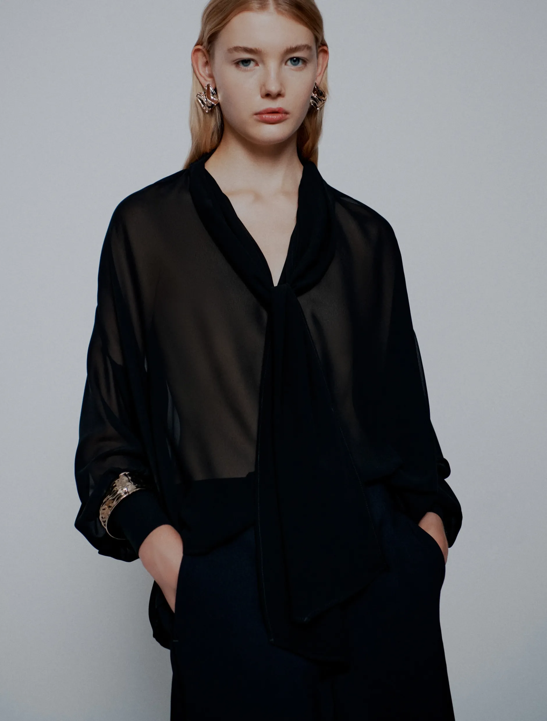 Blusa con nastro in georgette crêpe - NERO