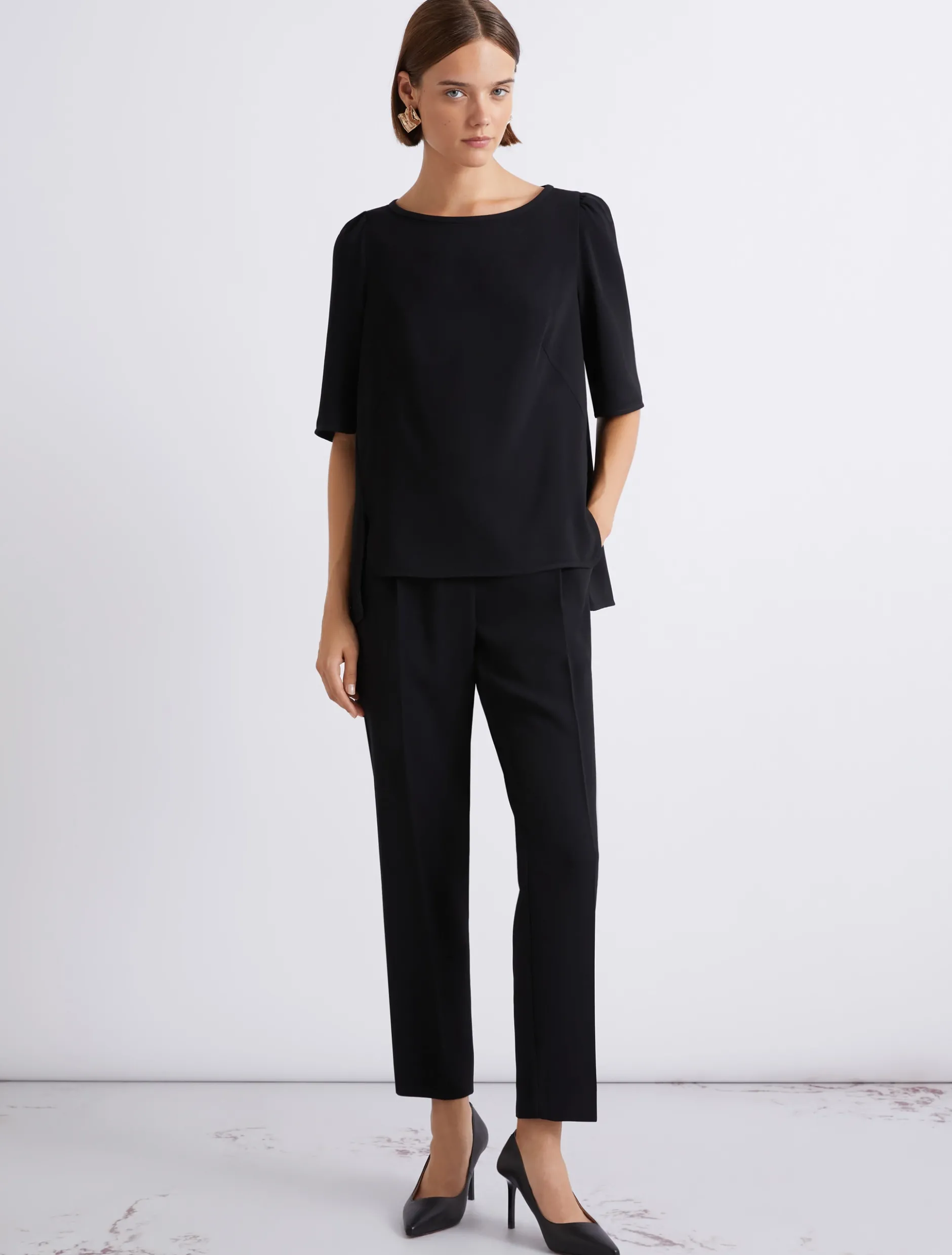 Blusa in envers satin con manica corta - NERO
