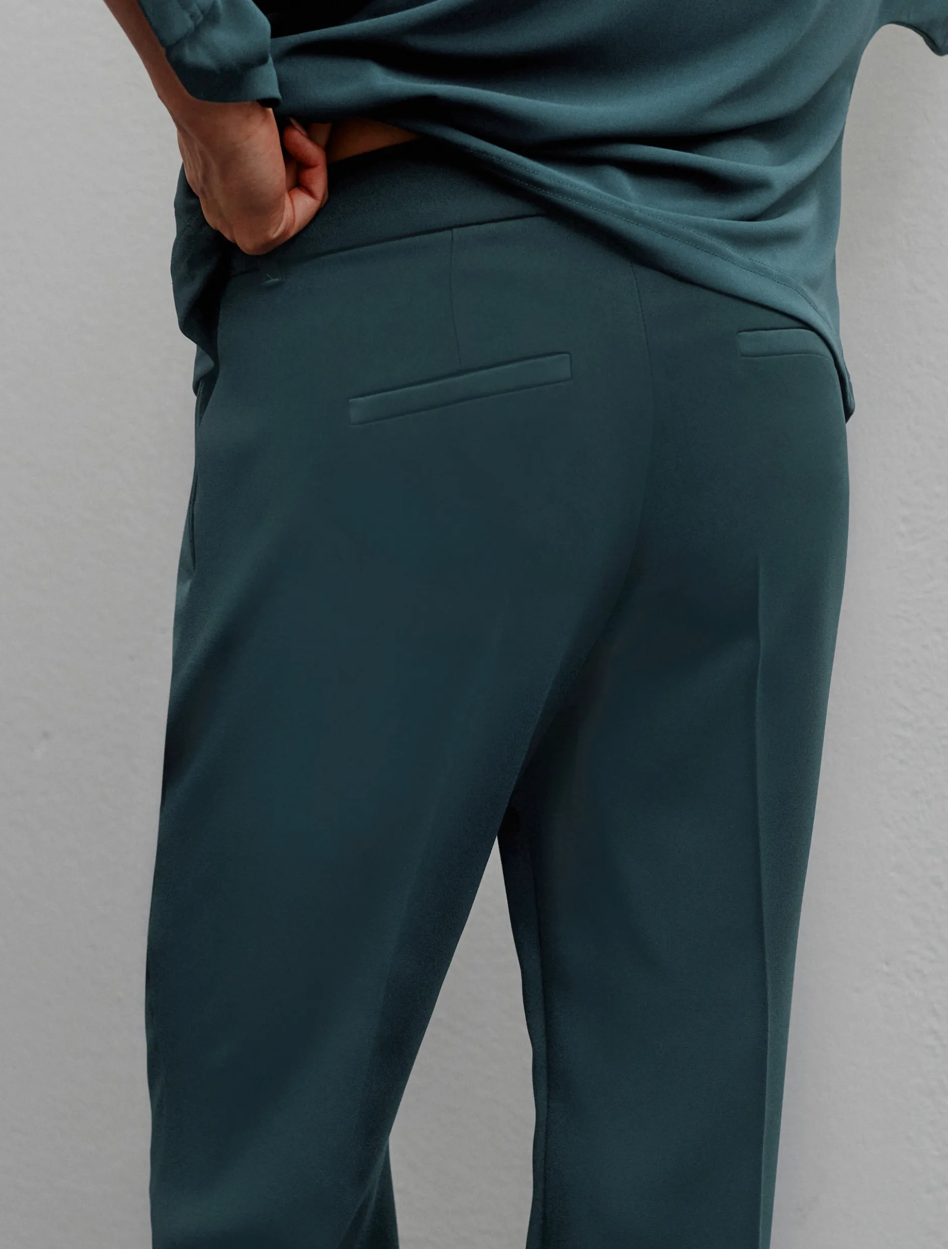 Pantalone dritto in envers satin - BLU PAVONE