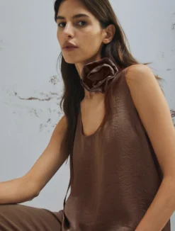 Top con fiore abbinato - MARRONE
