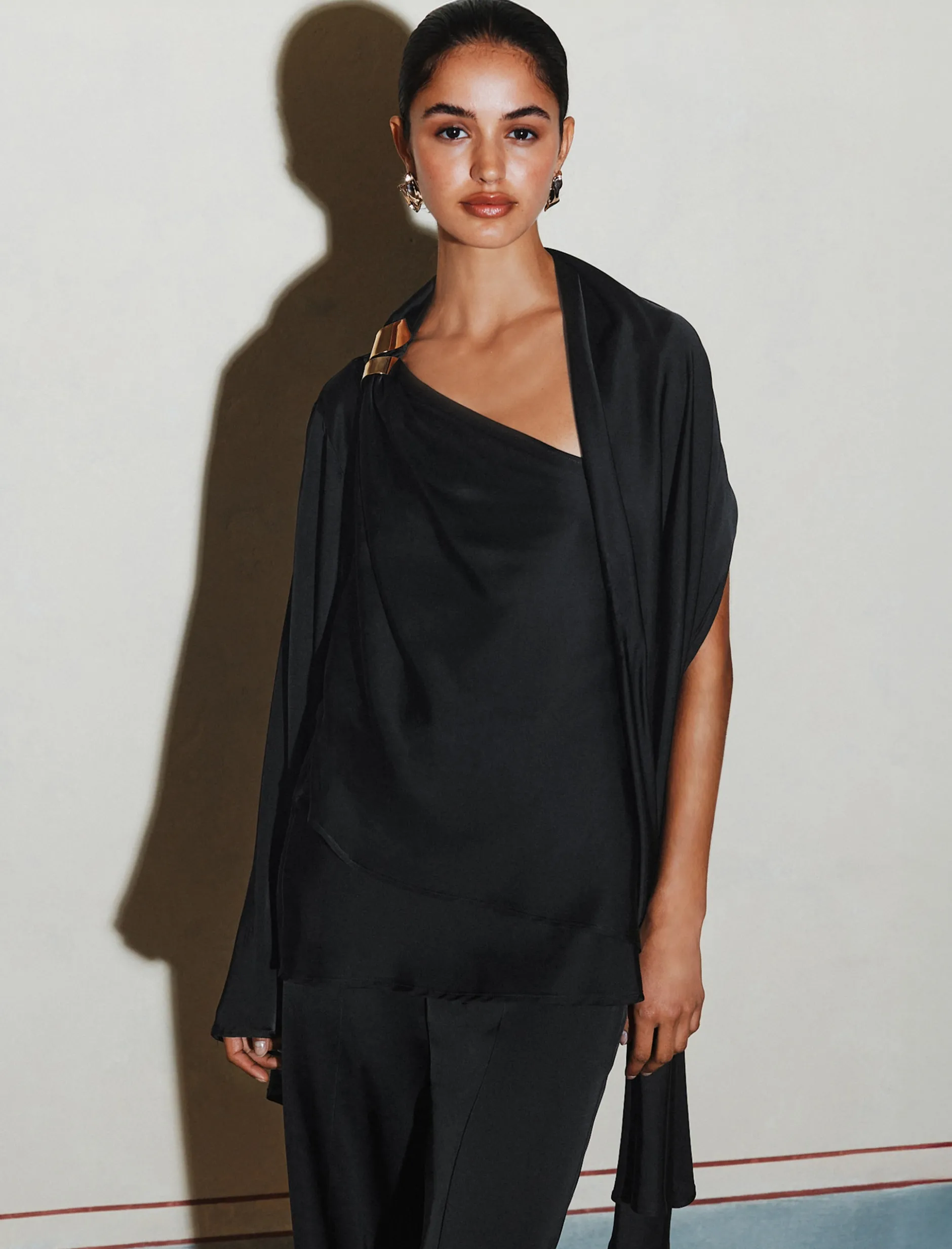 Top monospalla in satin - NERO