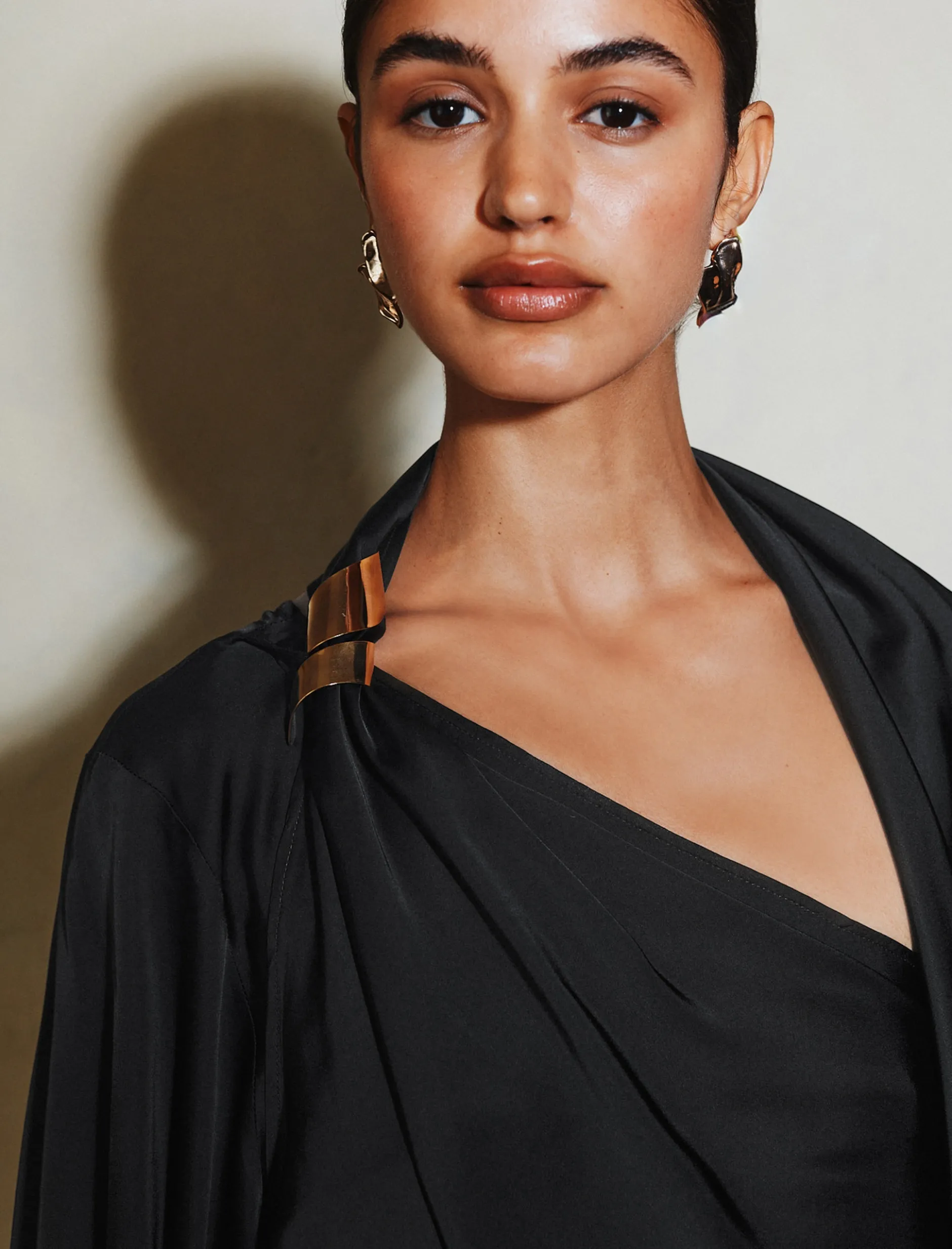 Top monospalla in satin - NERO