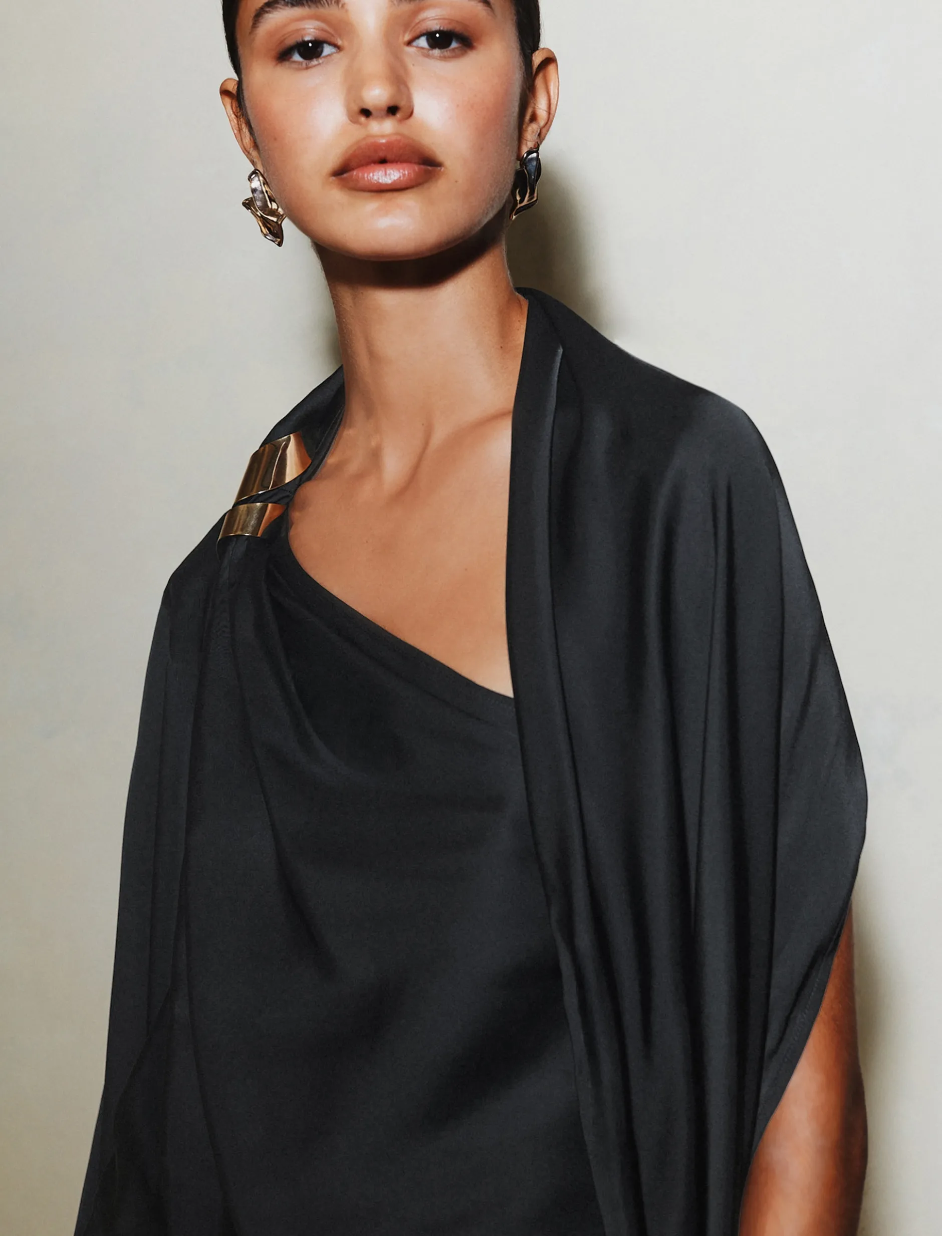 Top monospalla in satin - NERO