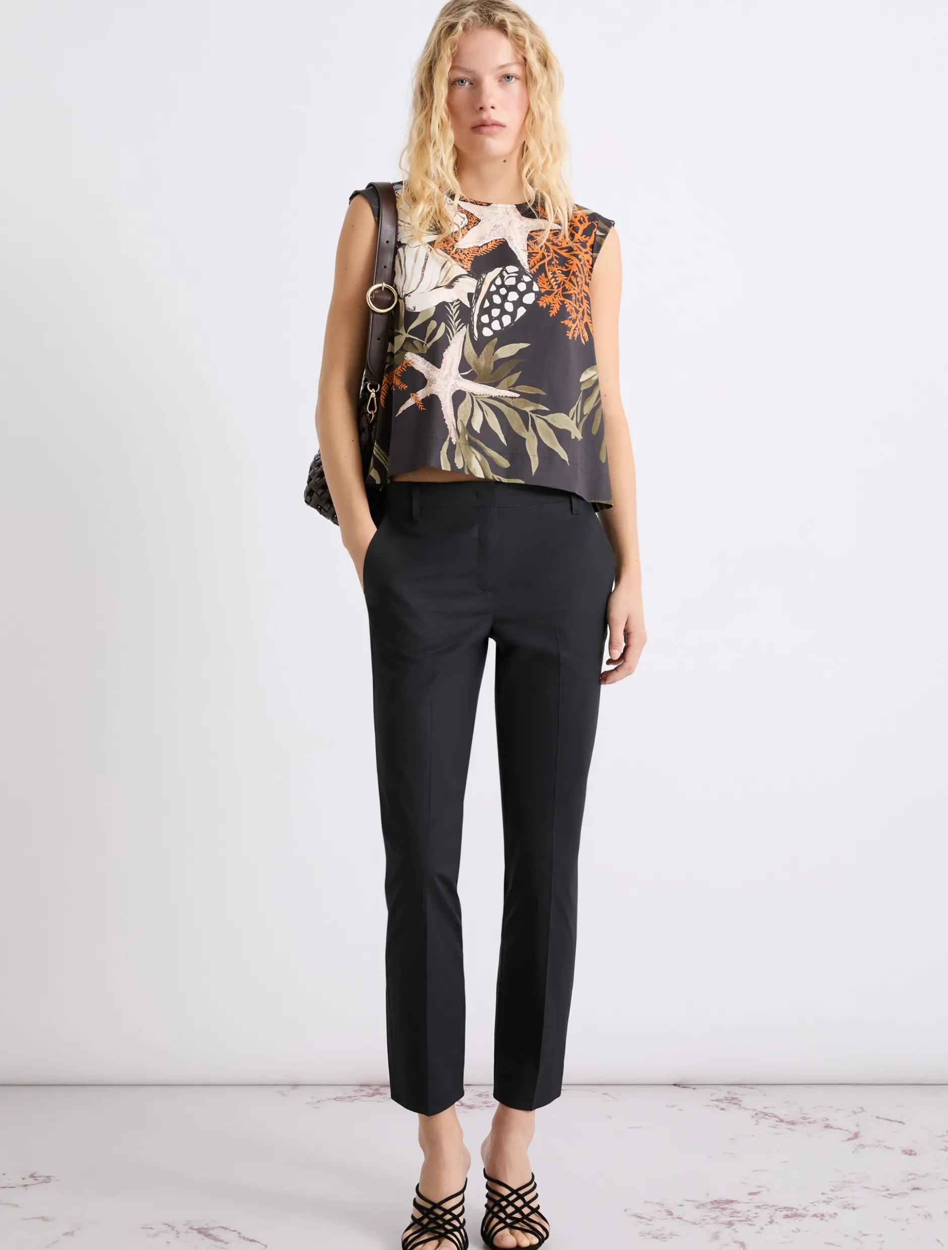 Top smanicato in cotone stretch - NERO