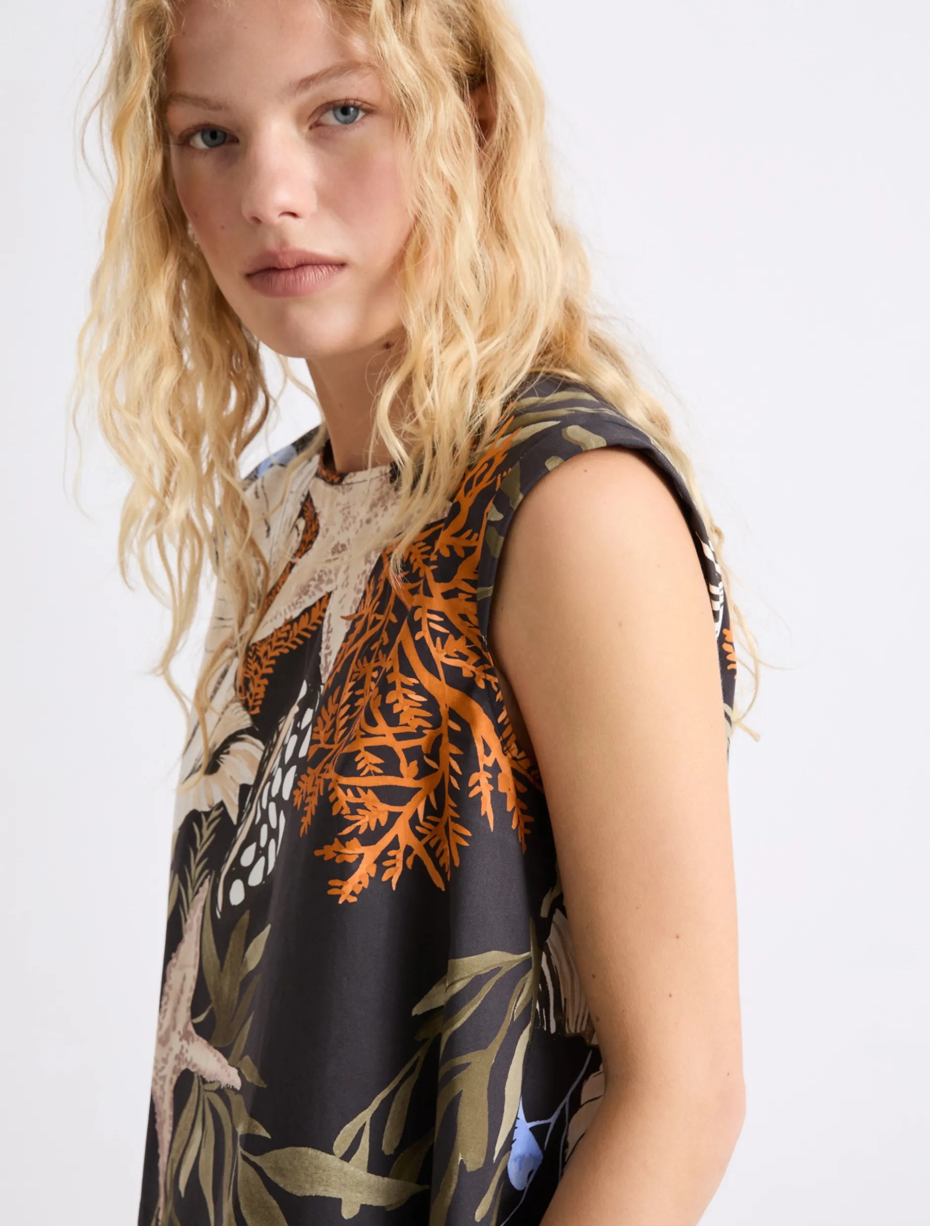 Top smanicato in cotone stretch - NERO