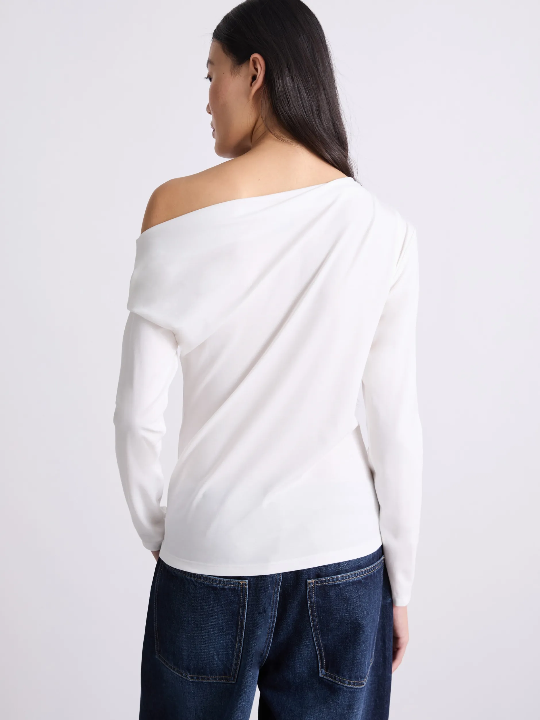 T-shirt con scollo asimmetrico - BIANCO