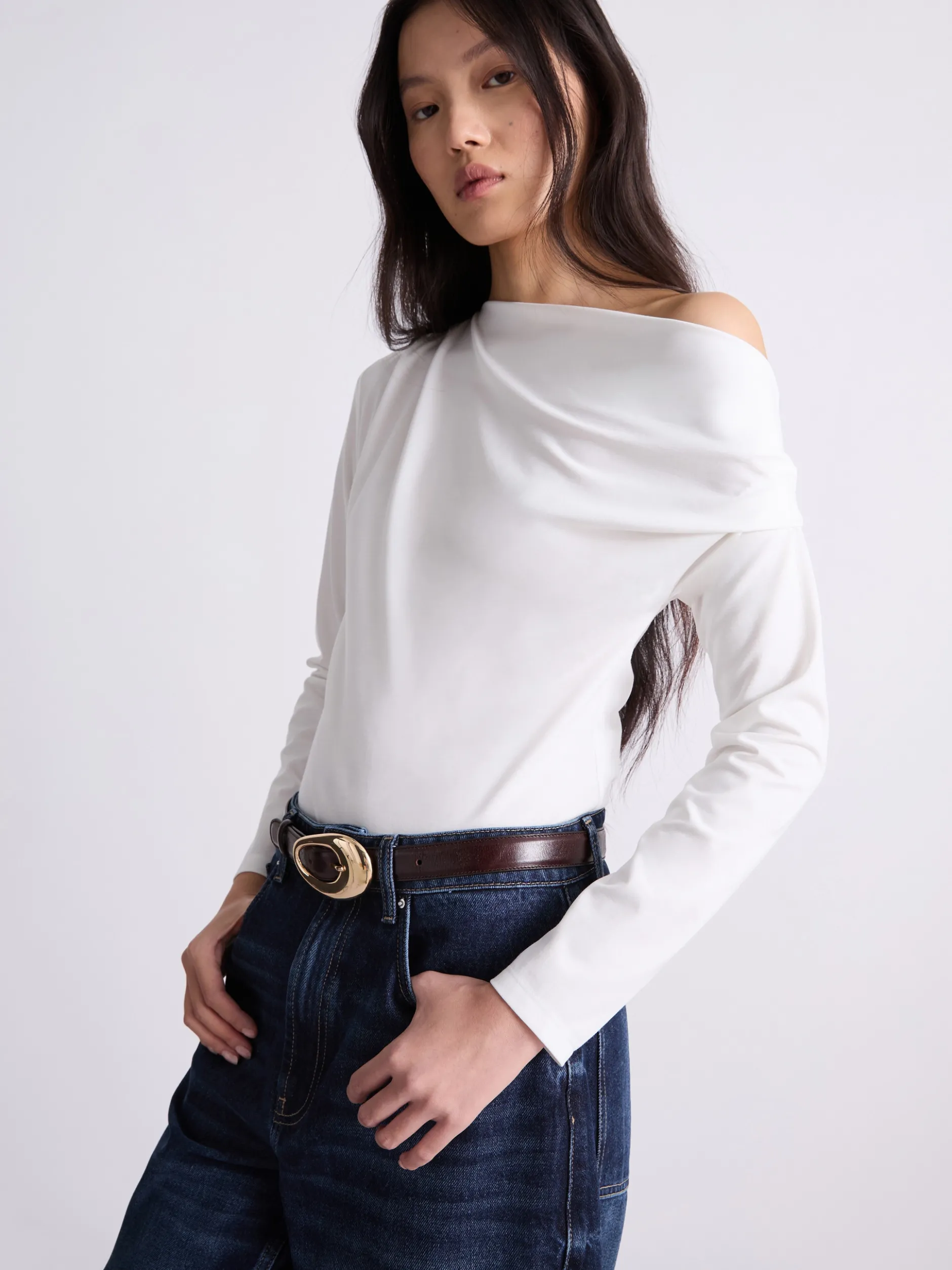 T-shirt con scollo asimmetrico - BIANCO