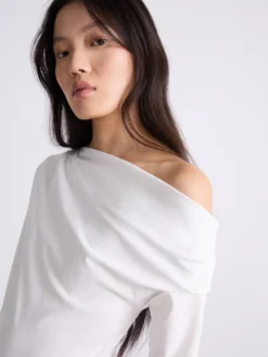T-shirt con scollo asimmetrico - BIANCO