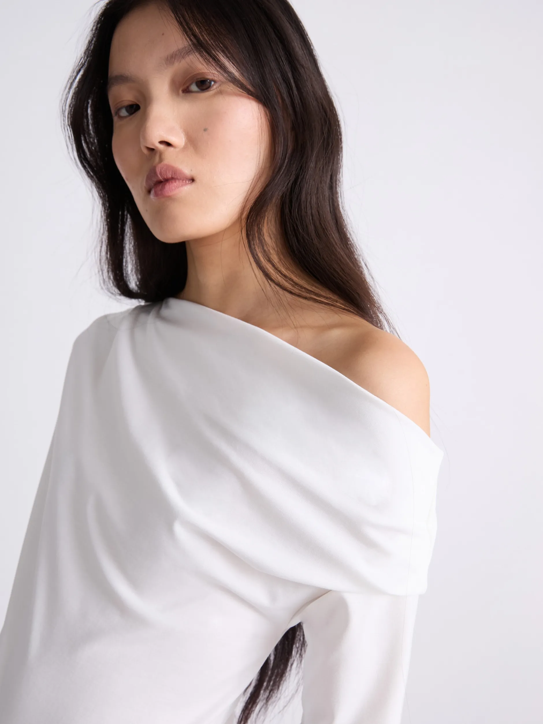 T-shirt con scollo asimmetrico - BIANCO