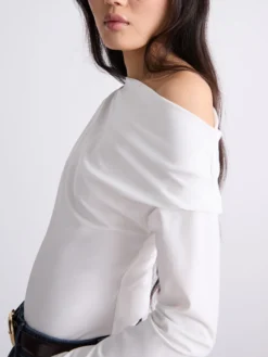 T-shirt con scollo asimmetrico - BIANCO
