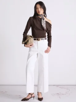 T-shirt con scollo asimmetrico - CIOCCOLATO