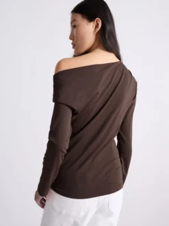 T-shirt con scollo asimmetrico - CIOCCOLATO