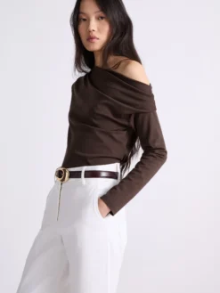 T-shirt con scollo asimmetrico - CIOCCOLATO